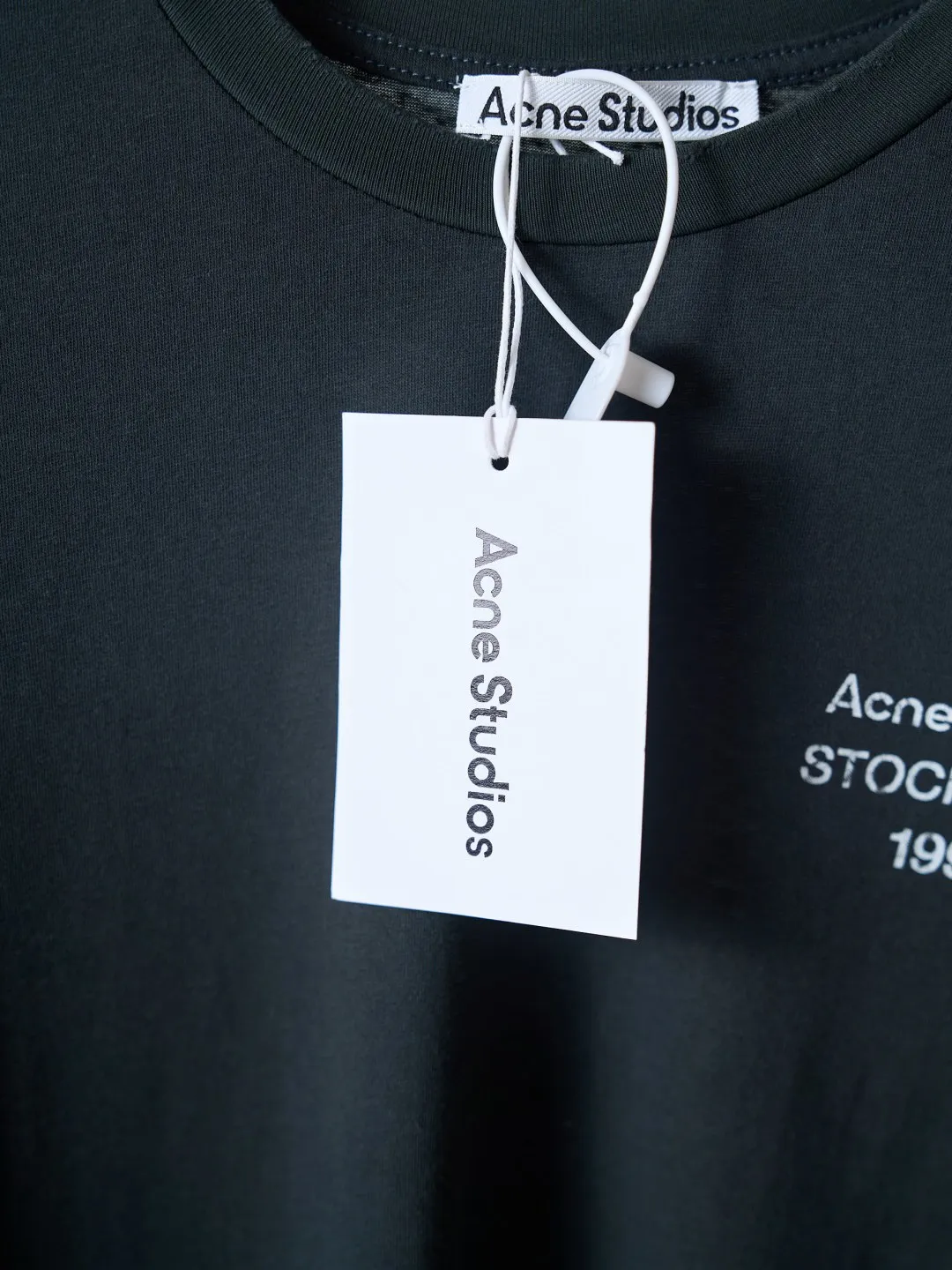 [Real product hanging] Acne Studios logo printed long sleeves (women's style) [In Stock] S M L custom-made cloud wadding smooth linen cotton material, smooth drape, delicate and breathable. A charcoal-toned stone-ground gray pavement base creates a hazy texture that creates a high-end feel. The soft dark tones interpret the elegance of the Nordic atmosphere. The Acne Studios logo pattern serves as a restrained footnote, and the restrained and compact format is hidden in a corner of the chest, highlighting the brand's charm. The soft dropped shoulders modify the shoulder shape, the short hem falls precisely on the waistline, the extended dropped sleeves add a casual atmosphere, and the relaxed cut creates a casual silhouette. The blank design uses simplicity to control complexity, quality wins quantity, and fully demonstrates taste. 1 Glue printing uses glue liquid paint to print patterns on fabrics, and bakes the fabric to fix the printed patterns. 2. Gradient distressed spray paint. By spraying dyes of different colors on the surface of the fabric, the clothes can show rich color changes under different lights and increase the visual layering. 3. Positioning and wear-and-tear. Many places on the garment body are regularly positioned and worn manually. Manual brush marks are added to add texture and depth to the surface of the clothing to imitate the texture of natural wear and tear. 4. Enzyme washing treatment: The fabrics have been fermented and washed to give them a better feel and texture. They are not easy to deform, shrink or fade. They maintain long-term beauty and fit.